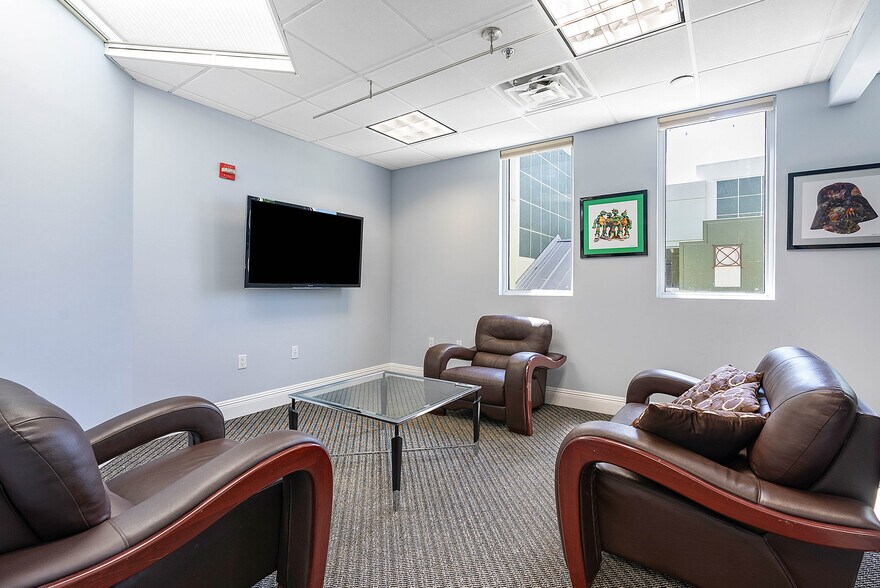 More Photos Of 1200 S Rogers Cir, Boca Raton Warehouse For Lease