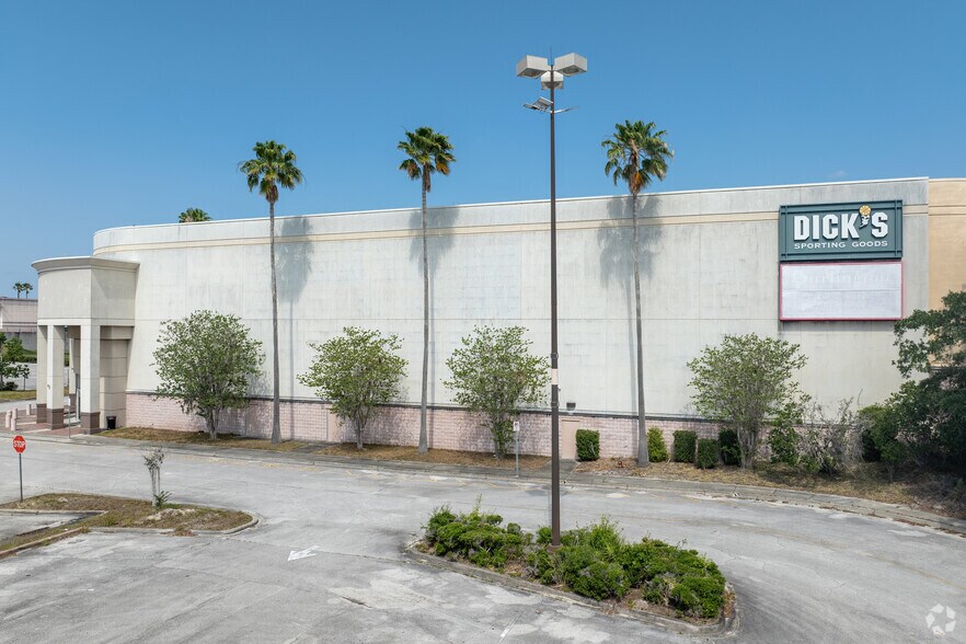 More Photos Of 350 Towne Center Cir, Sanford Department Store For Lease