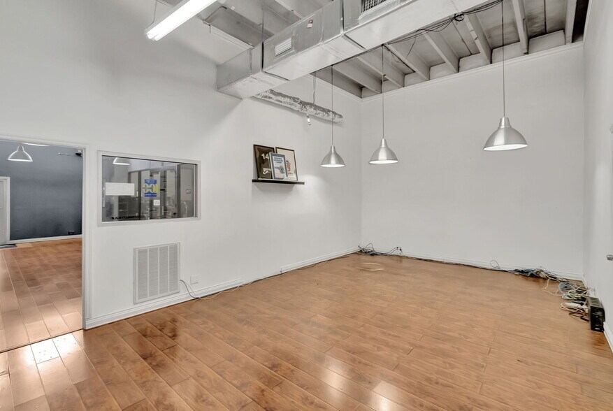 More Photos Of 3910 NW 2nd Ave, Miami Showroom For Sale