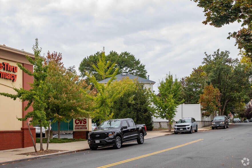 More Photos Of 4051-4055 Hylan Blvd, Staten Island Drugstore For Sale