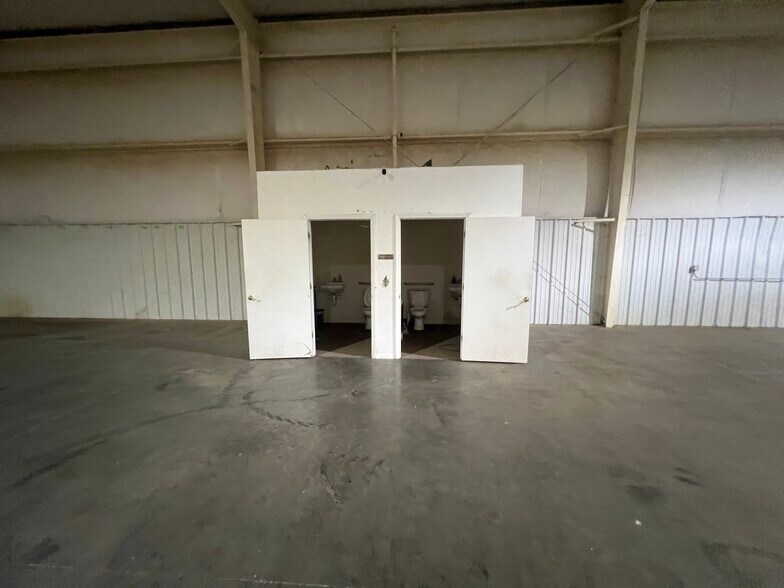 More Photos Of 1815 Baker Rd, High Point Warehouse For Lease