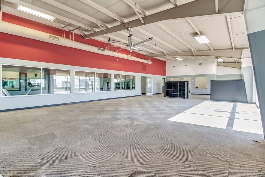 More Photos Of 2500 S Ferdon Blvd, Crestview Storefront For Lease