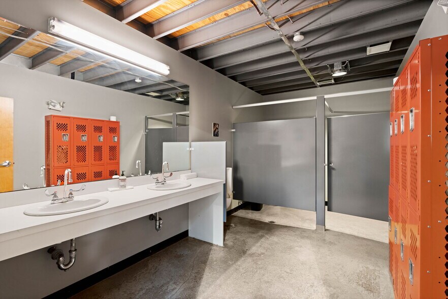 More Photos Of 115 Willow Ave, Somerville Manufacturing For Sale