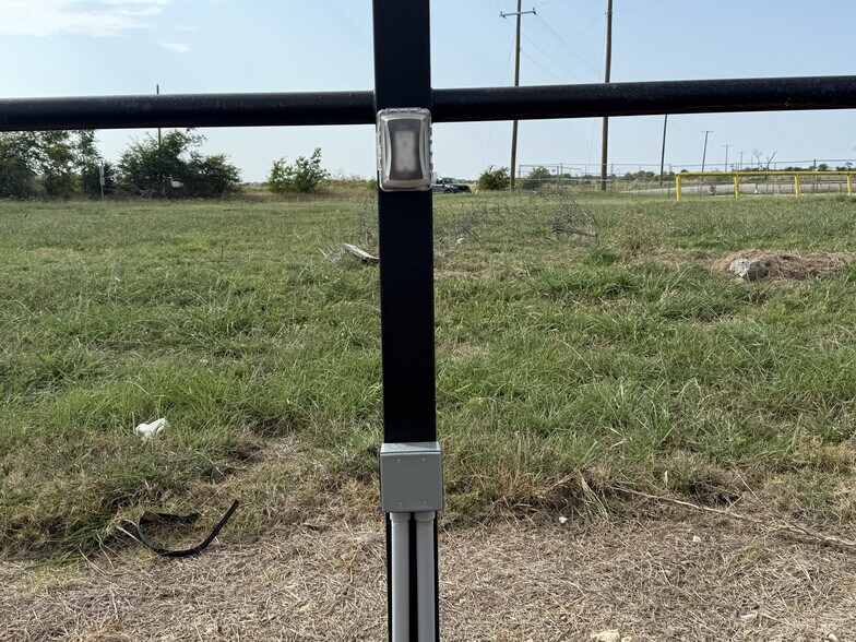 More Photos Of 13239 S Interstate 35, Valley View Manufacturing For Lease