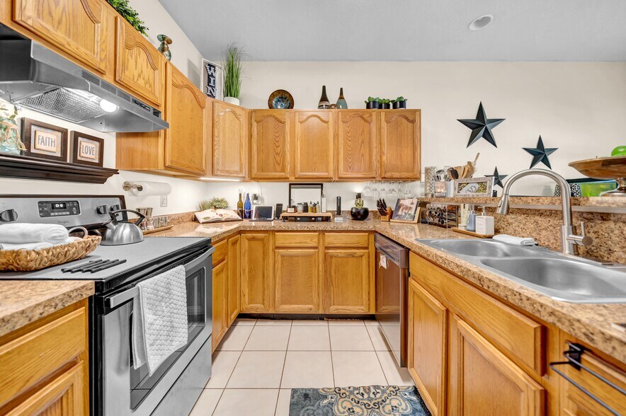 More Photos Of 5001 Beechcraft Way, Seffner Apartments For Sale