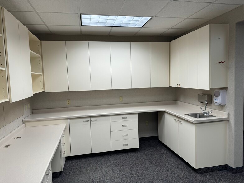 More Photos Of 3605 Stewart Ave, Wausau Flex For Sale