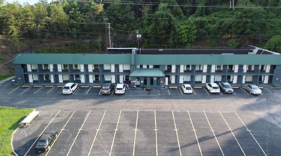 More Photos Of 1798 S Wilderness Rd, Mount Vernon Hotel For Sale