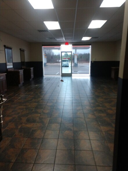 More Photos Of 4791 Hacks Cross Rd, Memphis Service Station For Lease