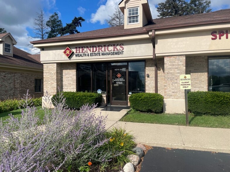 Primary Photo Of 650 Spring Hill Ring Rd, West Dundee Medical For Lease