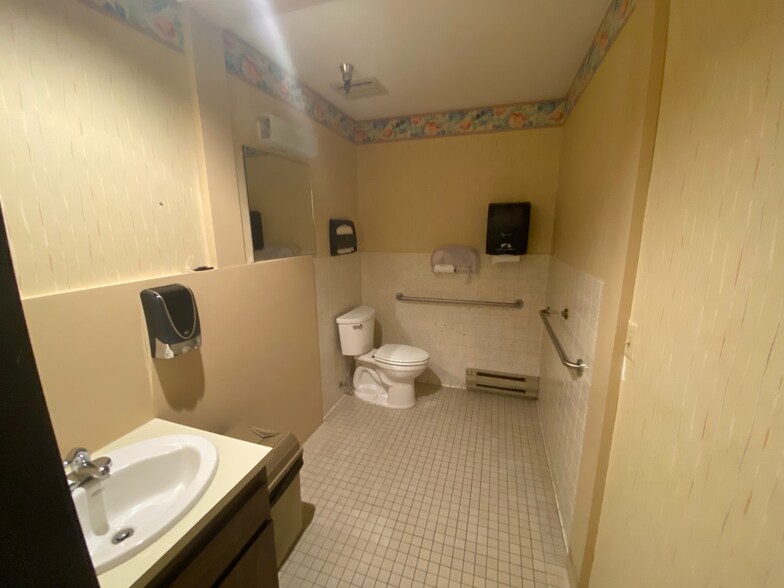 More Photos Of 1140-1144 Willagillespie Rd, Eugene Office For Sale