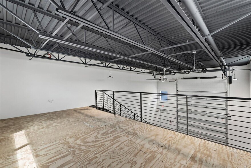 More Photos Of 6566 Palmer Park Cir, Sarasota Self Storage For Sale
