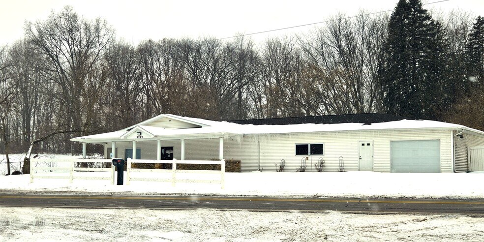 More Photos Of 3949 N River Rd, Freeland Office For Lease