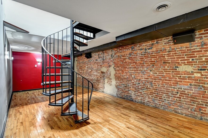 More Photos Of 15 E Centre St, Baltimore Bar For Sale