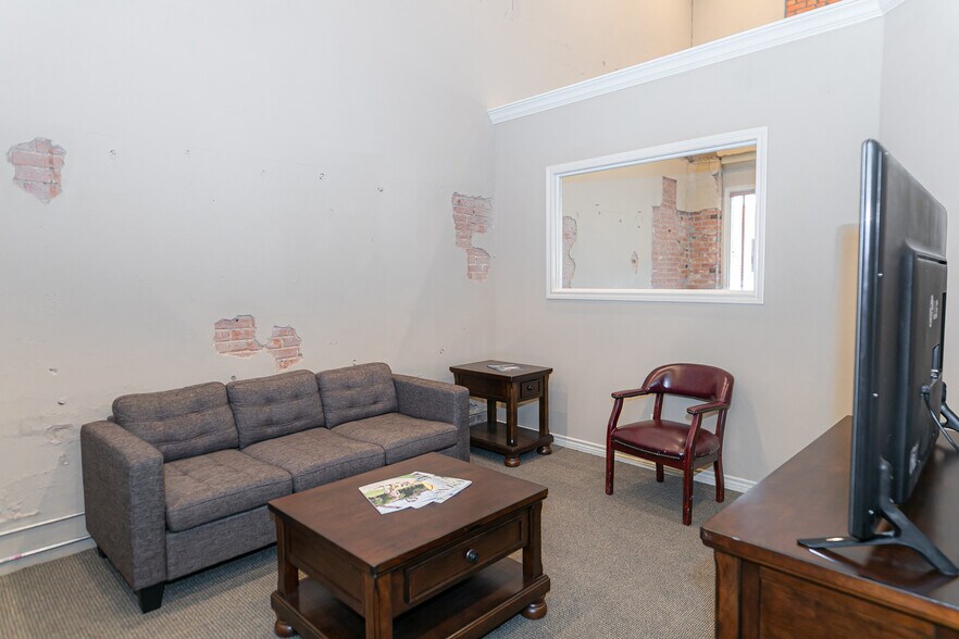 More Photos Of 208 N Bryan Ave, Bryan Office Residential For Lease