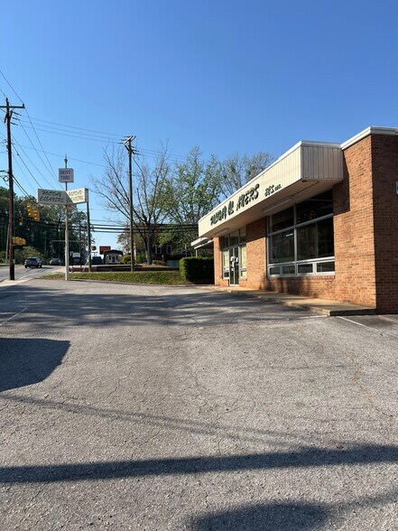 More Photos Of 166 N Logan St, Marion General Retail For Sale