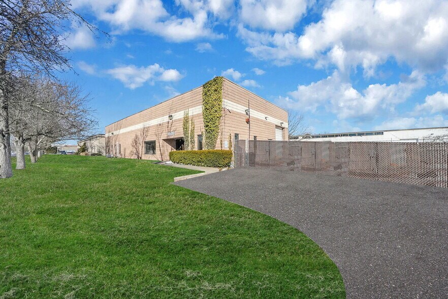 More Photos Of 1601 Arctic Avenue, Bohemia, NY 11716, Bohemia Warehouse For Lease