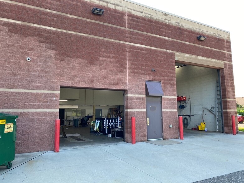 More Photos Of 2597-2599 N Cleveland Ave, Roseville Showroom For Sale