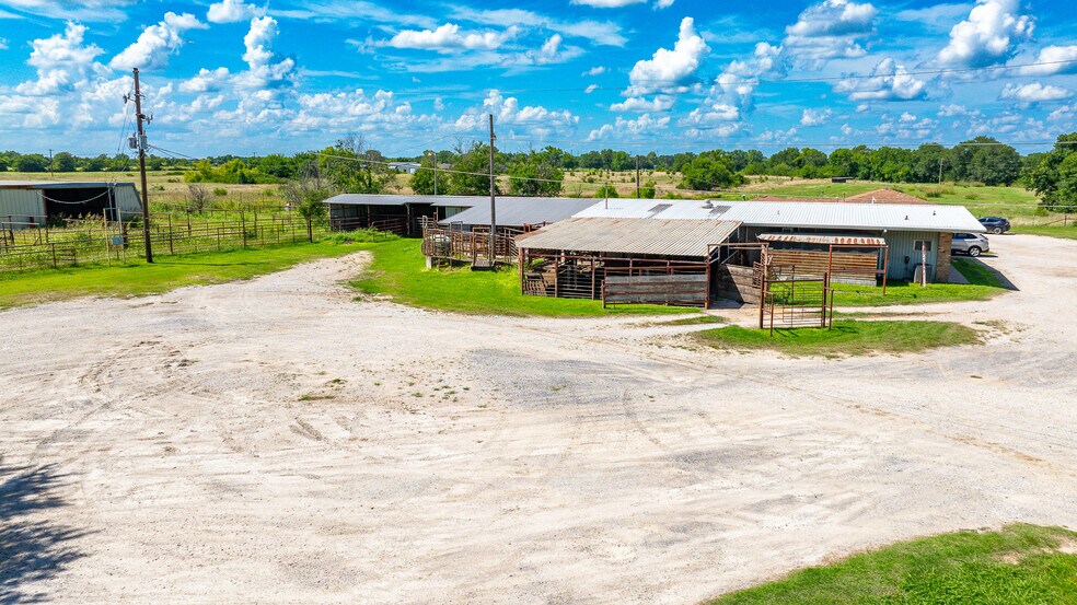 More Photos Of 1853 S Broadway St, Coalgate Flex For Sale