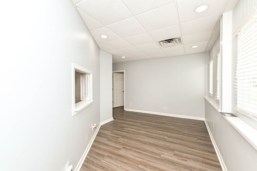 More Photos Of 3455 Shelby St, Indianapolis Office For Sale