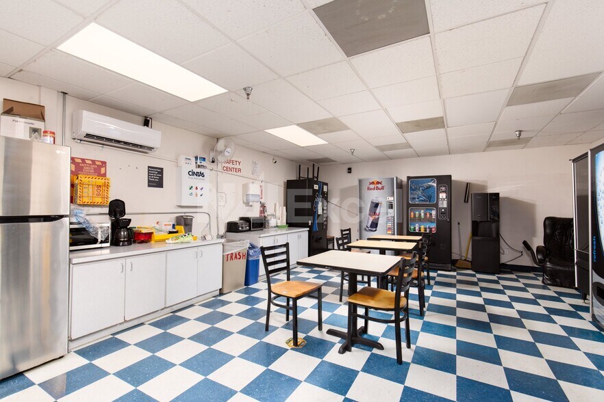 More Photos Of 4380 Boulder Hwy, Las Vegas Light Distribution For Lease