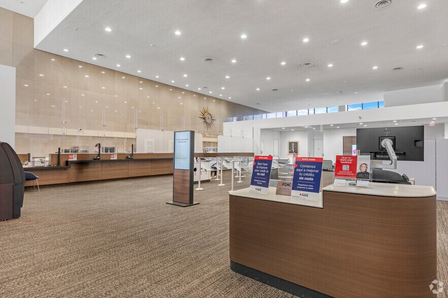 More Photos Of 400 S Zang Blvd, Dallas Office For Lease