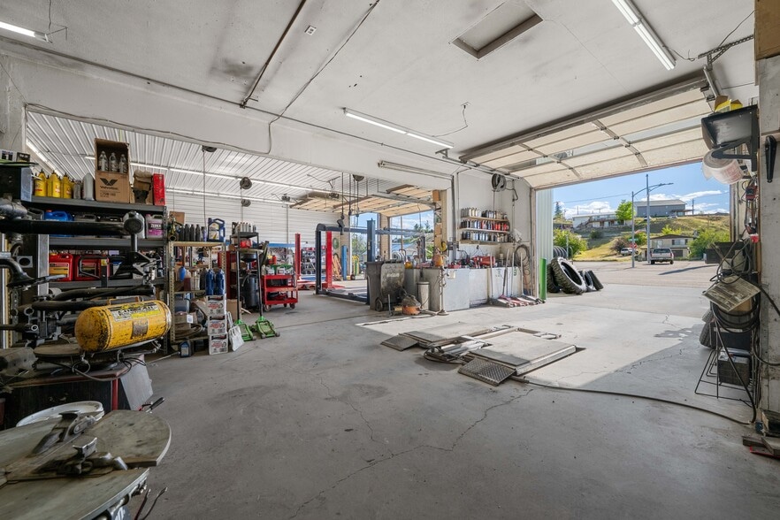 More Photos Of 402 N Pyfer St, Whitehall Office For Sale