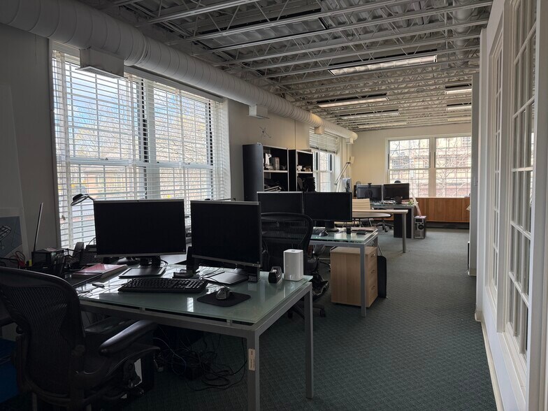 More Photos Of 85 Forest Ave, Locust Valley Office For Lease