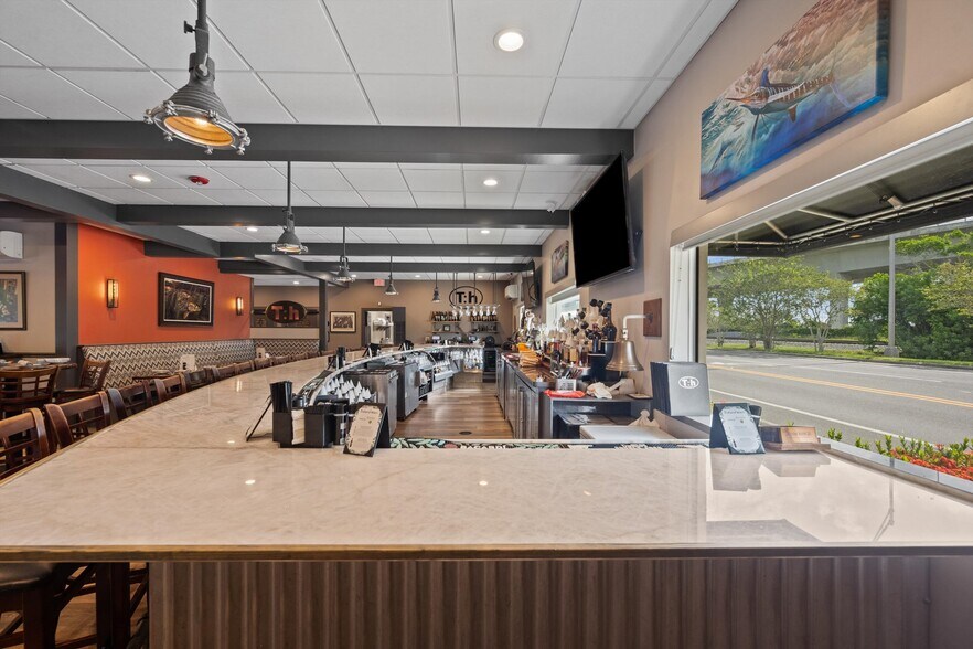 More Photos Of 514 NW Dixie Hwy, Stuart General Retail For Sale