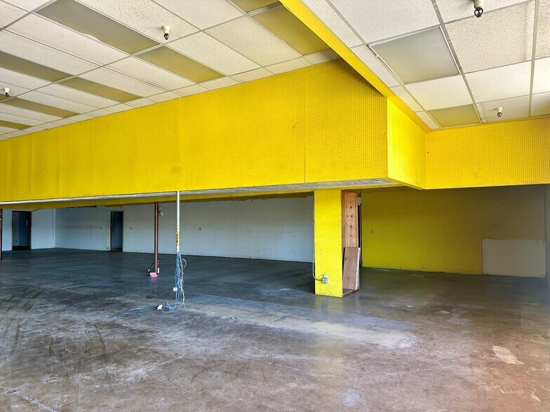 More Photos Of 248 N 9th St, Cottage Grove Freestanding For Sale