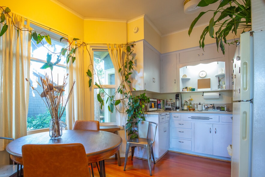 More Photos Of 2931-2935 NE Broadway St, Portland Storefront Retail Office For Sale