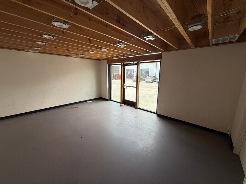 More Photos Of 13027 Harmon Rd, Fort Worth Warehouse For Lease
