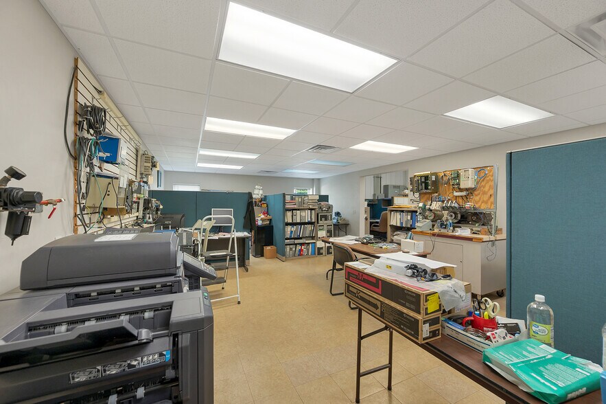 More Photos Of 1725 Suburban Dr, De Pere Manufacturing For Sale