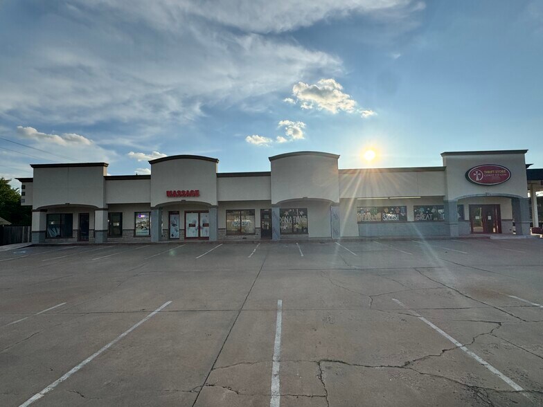 More Photos Of 701 S Kelly Ave, Edmond General Retail For Lease