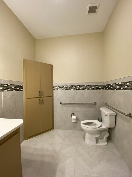 More Photos Of 2200 N AW Grimes, Round Rock Medical For Lease