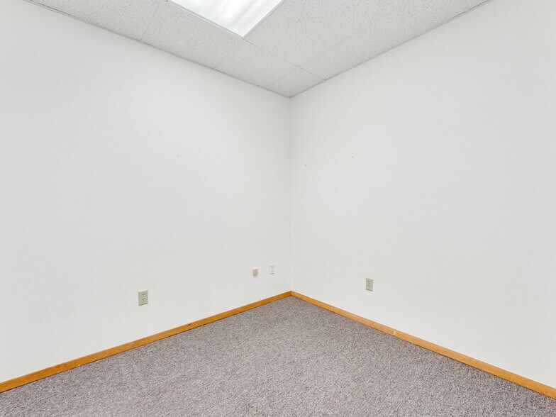 More Photos Of 2275 NE McDaniel Ln, Mcminnville Office For Lease