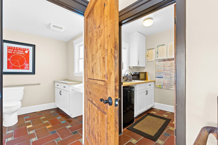 More Photos Of 5666 Telegraph Ave, Oakland Office For Sale