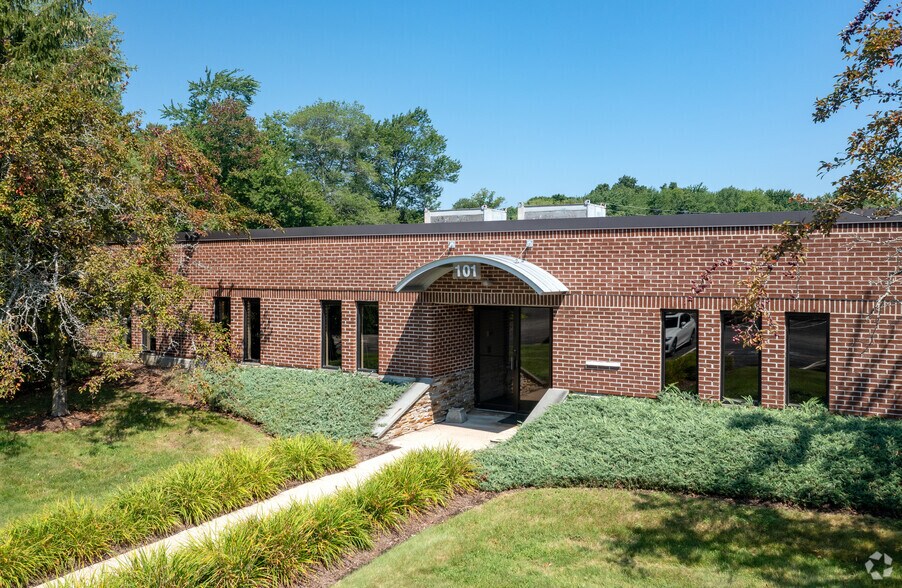 Primary Photo Of 6 Blackstone Valley Pl, Lincoln Medical For Sale