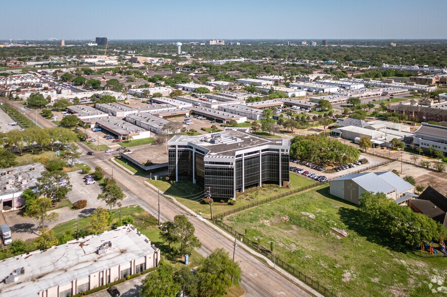 More Photos Of 6100 Corporate Dr, Houston Office For Sale