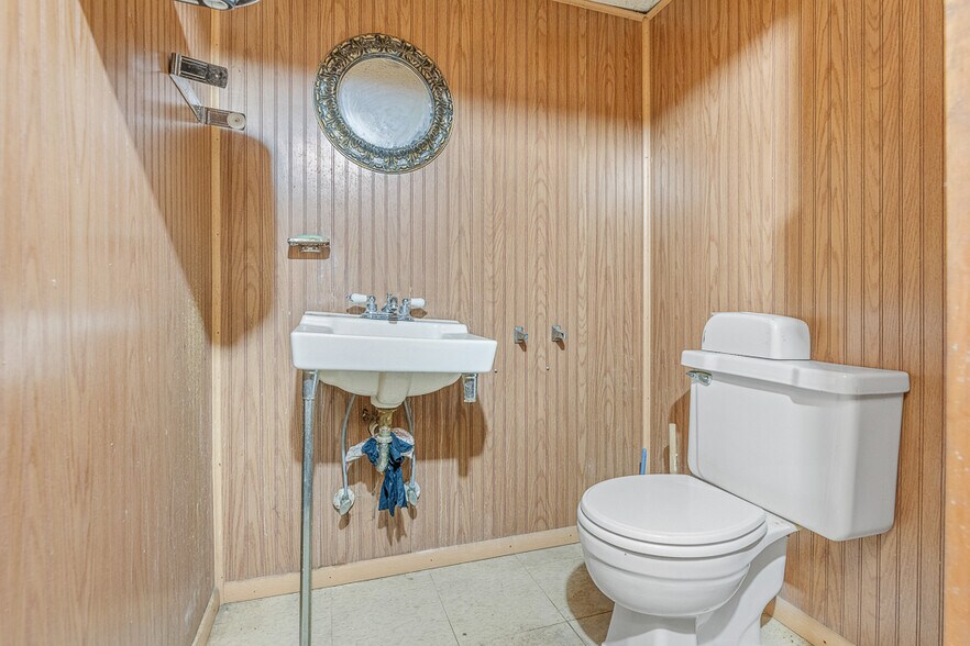 More Photos Of 7123 Lorain Ave, Cleveland Freestanding For Lease