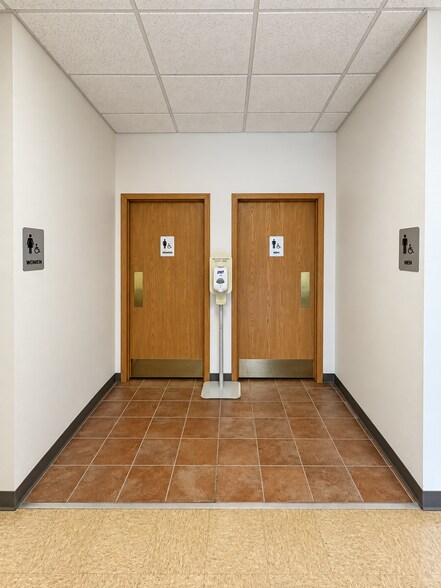 More Photos Of 302-304 Ohio St, Oshkosh Office For Sale