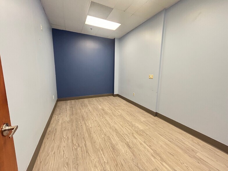 More Photos Of 22 N 1st St, Newark Light Distribution For Lease