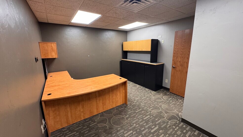 More Photos Of 566 Redbird Cir, De Pere Office For Lease