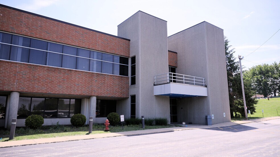 More Photos Of 7085 Mentor Ave, Willoughby Flex For Lease