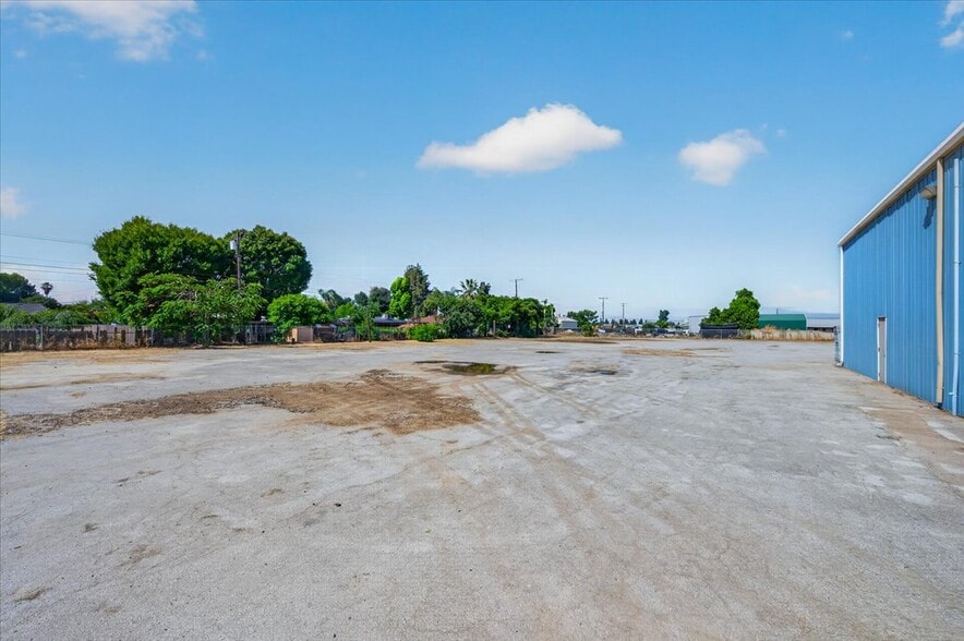 More Photos Of 65 S Lotas St, Porterville Warehouse For Lease
