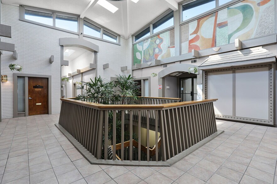 More Photos Of 10000 Watson Rd, Crestwood Medical For Lease