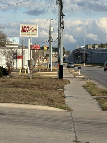 More Photos Of 1002 College St, Bastrop Freestanding For Lease