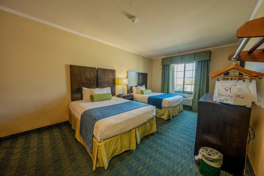 More Photos Of 1306 E Commerce St, San Antonio Hotel For Sale