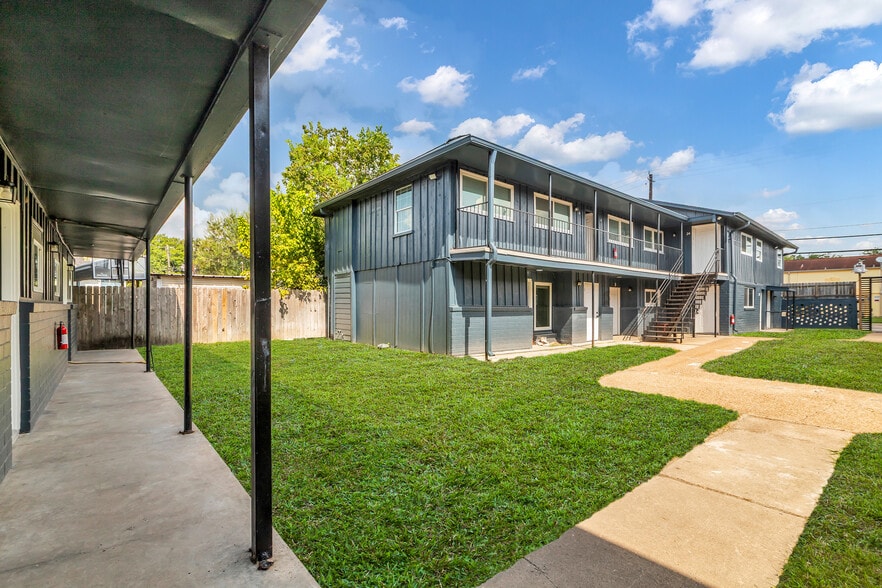 More Photos Of 4706 Yellowstone Blvd, Houston Apartments For Sale