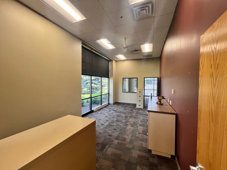 More Photos Of 100 Bridgepoint Way, South Saint Paul Showroom For Sale