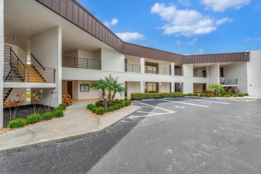 More Photos Of 6719 Winkler Rd, Fort Myers Office For Lease